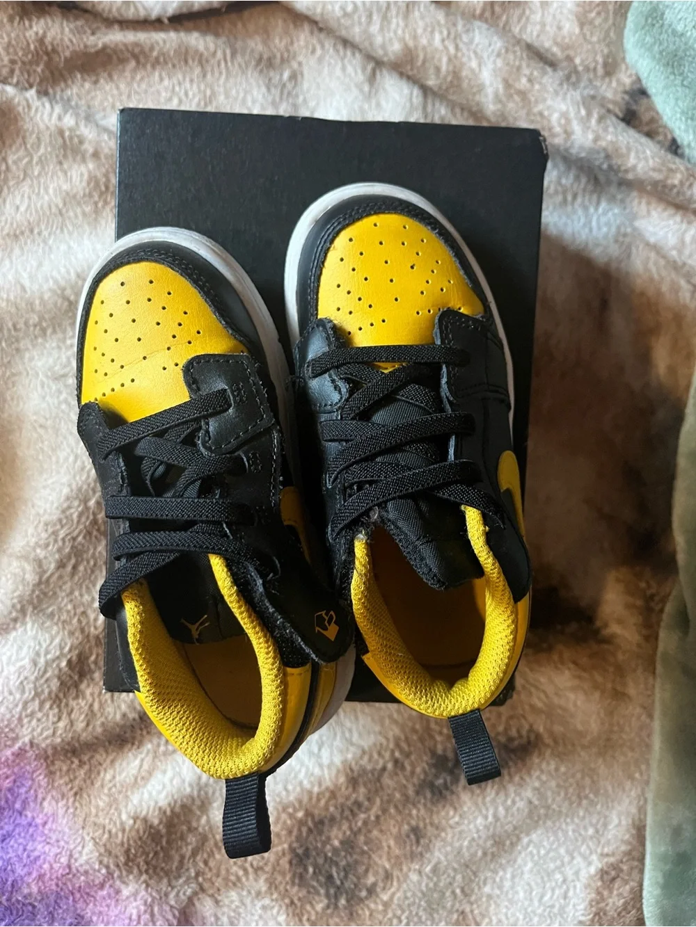 Nike Kids Black and Yellow Low-Top Sneakers
